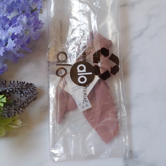 Alo Yoga Rhythm Scrunchie Love knot Bow In Pink OS - Picture 4 of 5